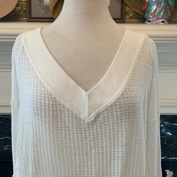 “Free People” amazing v-neck wide sleeve top - Picture 2 of 5